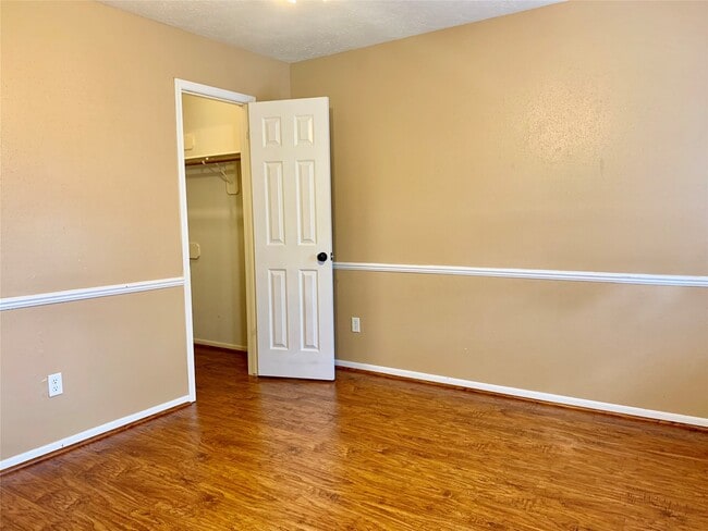 Building Photo - 14322 Village Birch St