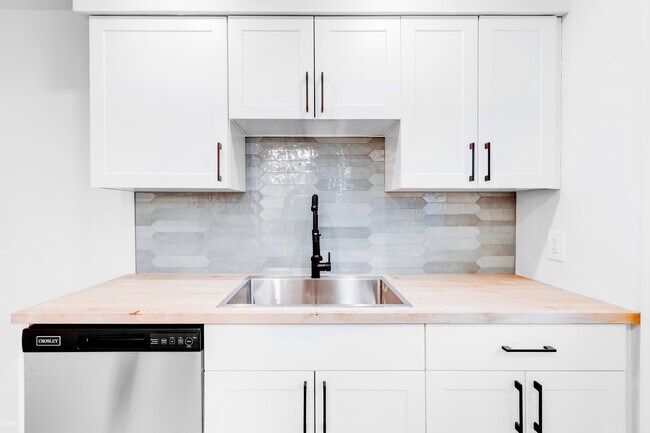 Building Photo - 148 Roselawn Ave NE