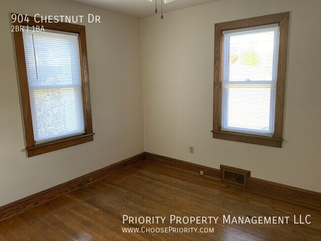 Building Photo - 904 Chestnut Dr