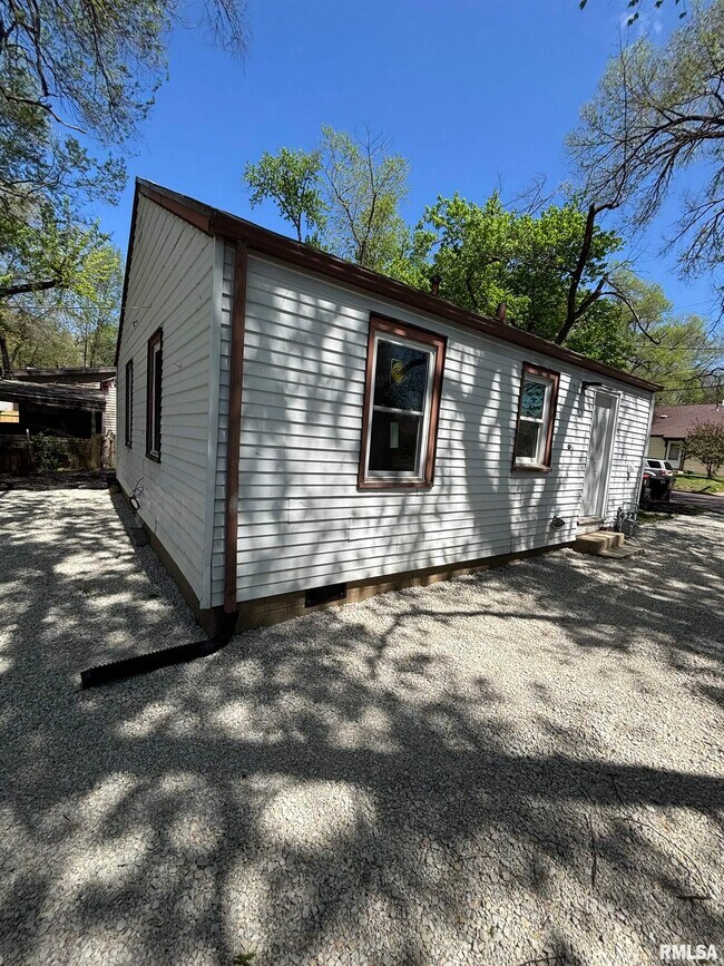 Building Photo - 1703 N Valley Ave