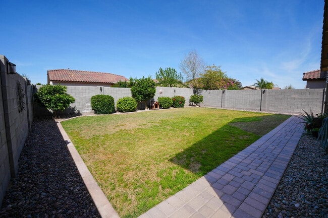 Building Photo - 884 W Whistling Thorn Ave