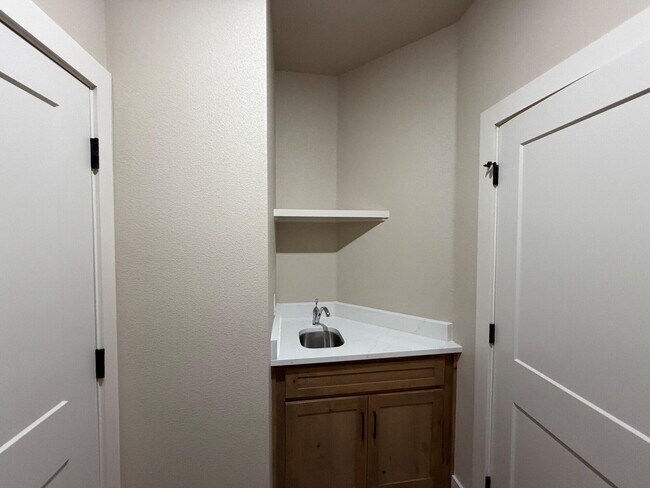 Building Photo - 406 Essex Ln