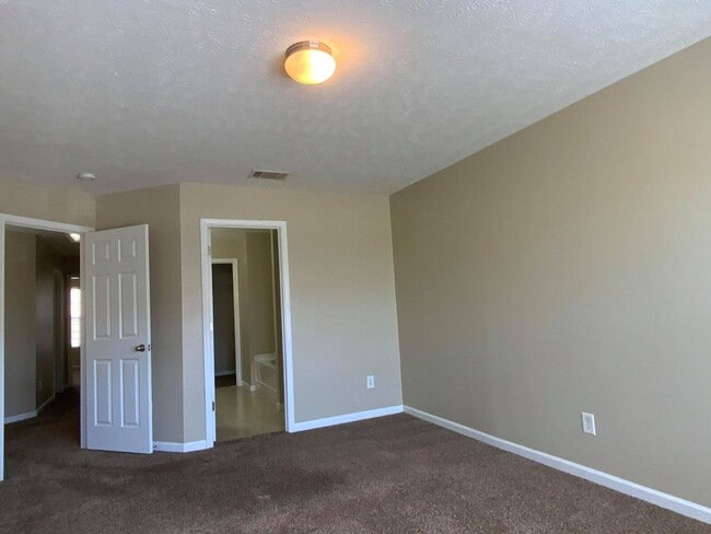 Building Photo - Brentwood Townhome For Lease