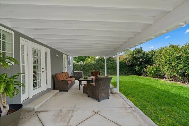 Building Photo - 329 E Everett Pl