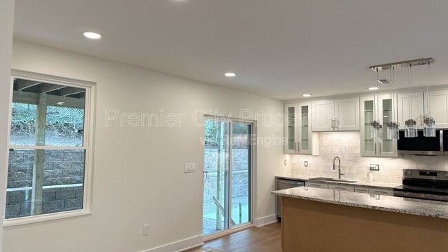 Building Photo - 240 Mcgregor Ave