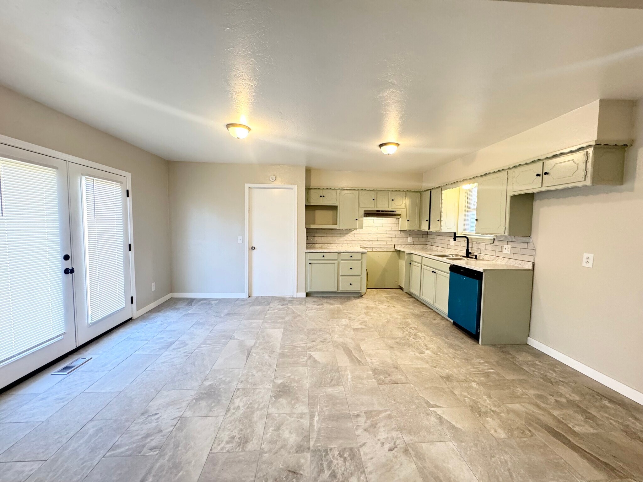 Building Photo - 1321 Beechwood Dr