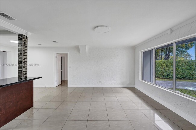 Building Photo - 924 N 30th Rd
