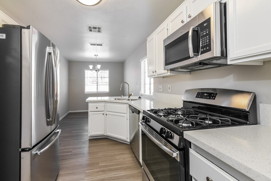 Building Photo - 7122 Knoll View Dr