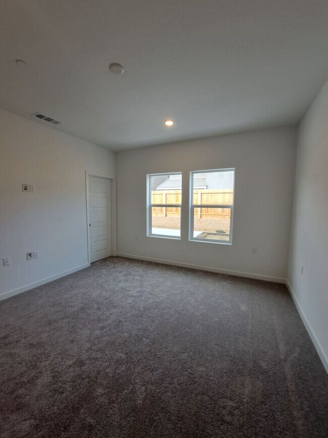 Building Photo - Beautifully Built Home! 3 bed, 2 bath