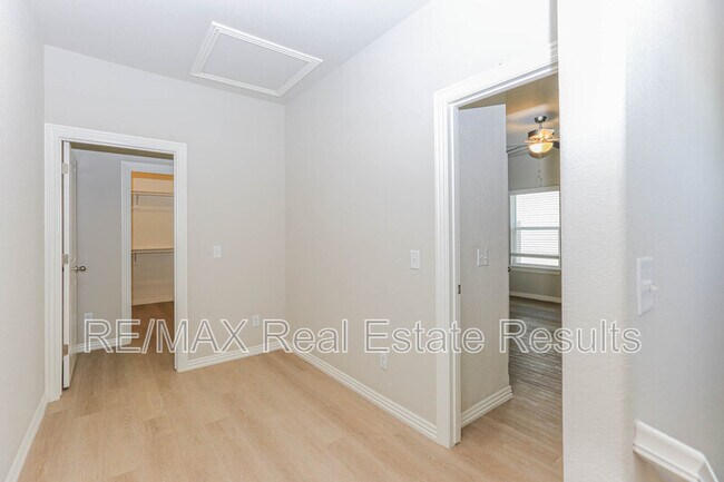 Building Photo - 1401 SW Poigai Wy