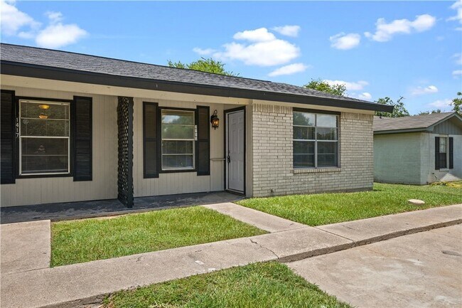 Building Photo - 1419 Hillside Dr