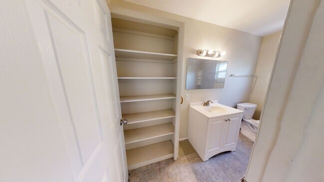Building Photo - 2 Bedroom house for rent