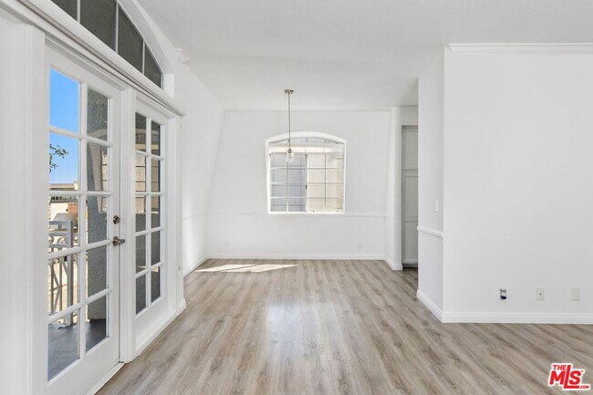 Building Photo - 9800 Vidor Dr