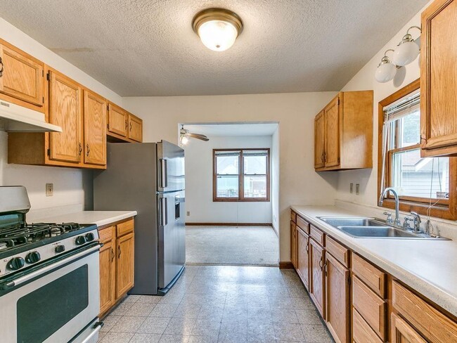 Building Photo - Spacious 5-Bedroom Home Near Drake University