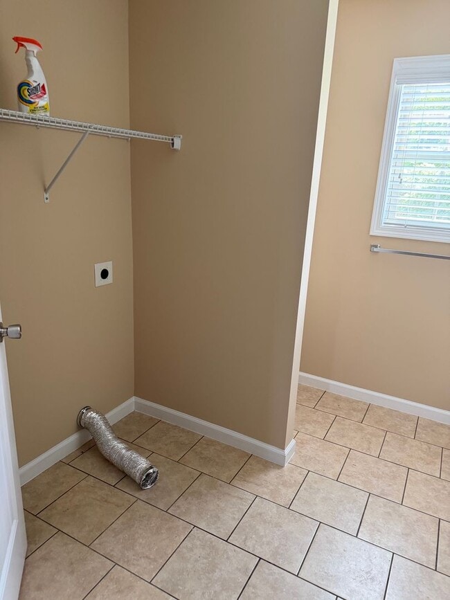 Building Photo - 2 Bedroom / 2 Bath Johnson City, TN 37604