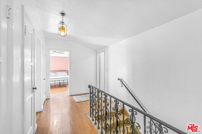 Building Photo - 1530 Valley View Rd