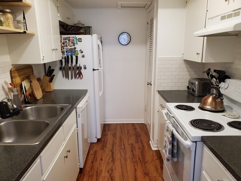 Kitchen - 1126 Hollow Creek Dr