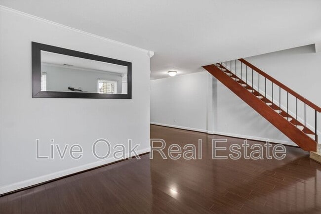 Building Photo - 304 Falling Ln