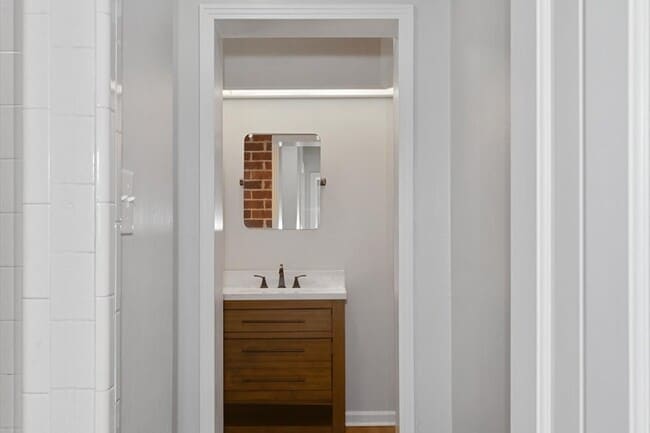 Building Photo - 204 Lake Cir Dr