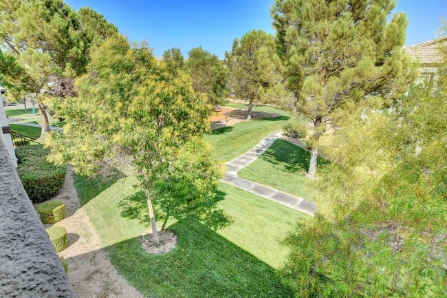 Building Photo - Beautiful unfurnished 2 bedroom in the Southwest (Rainbow and 215)