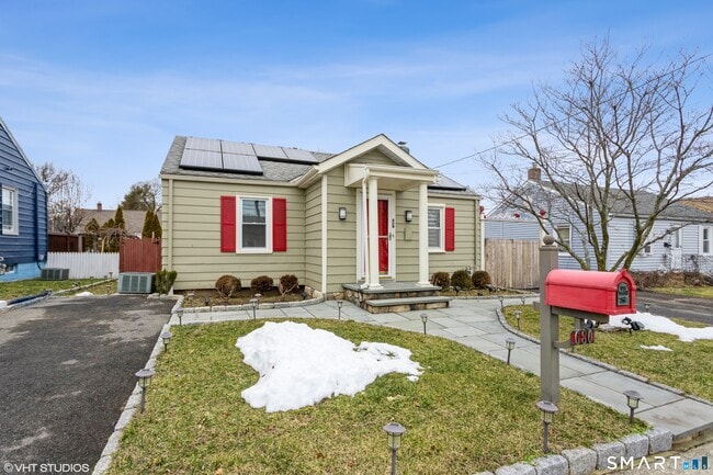 Building Photo - 680 Queen St