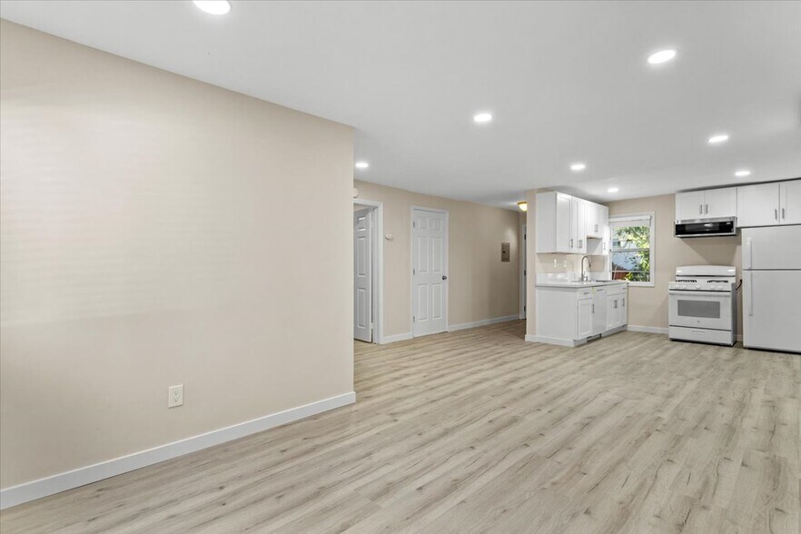 Building Photo - 3652 Fredonia Dr