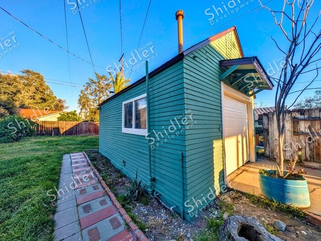 Building Photo - Upgraded Bungalow with Garage