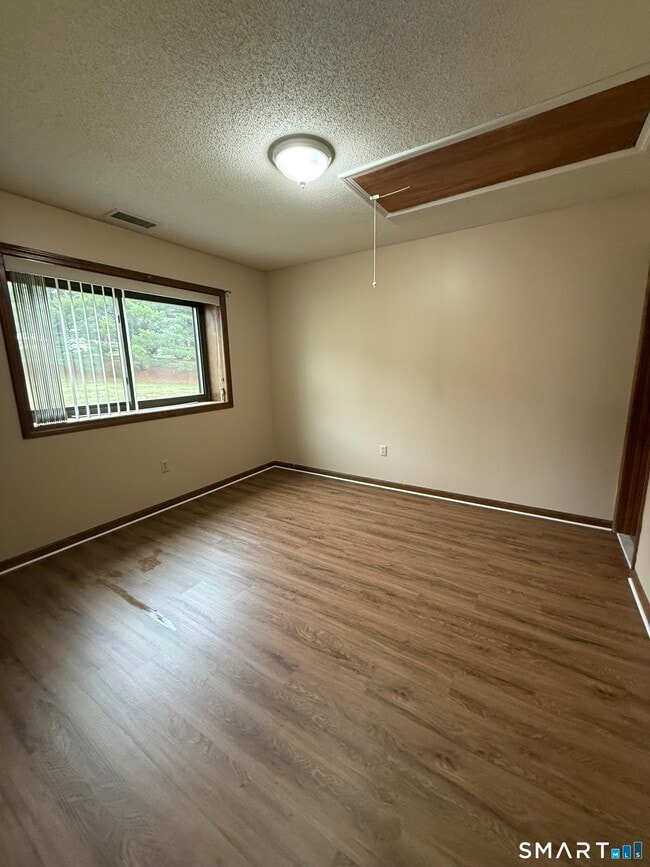 Building Photo - 1302 Summer Hill Dr
