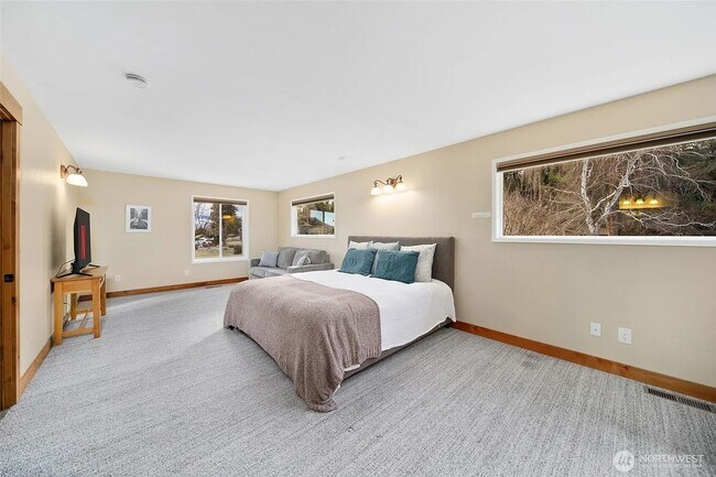 Building Photo - Luxury Home with Views, Maintained Pool and Yard. 5Bed, 3 Bath Great Location