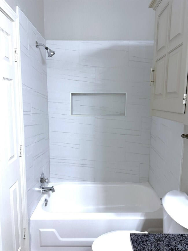 Building Photo - 5827 Hollytree Dr