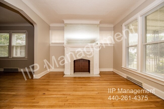 Building Photo - 340 E 197th St