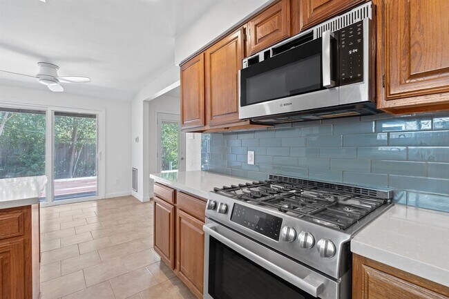 Building Photo - 6550 Fair Valley Trail