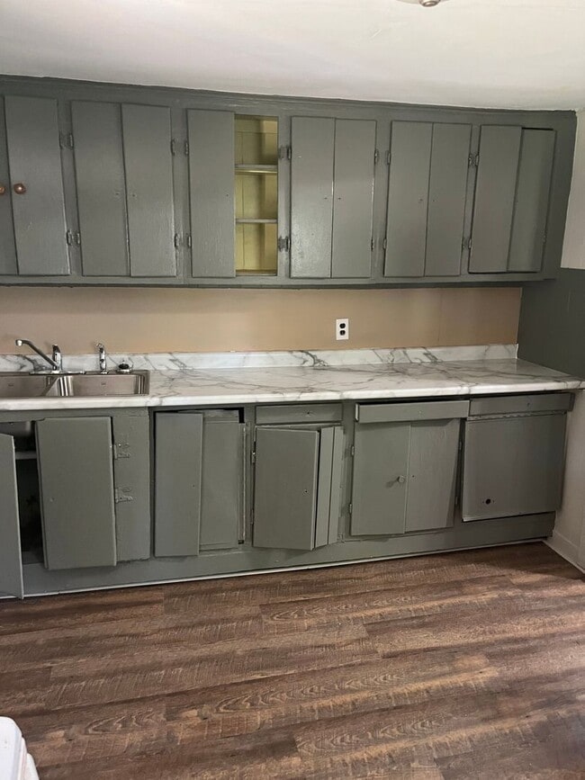 Building Photo - $795 - 3 bed 1 bath - Single Family Home