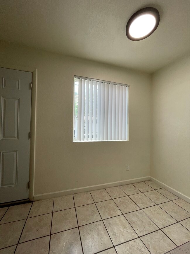 Building Photo - 1331 E Vista Ave