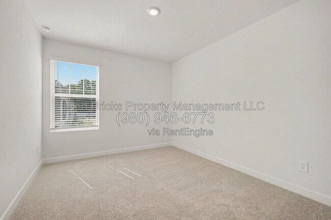 Building Photo - 3125 Ophelia Aly