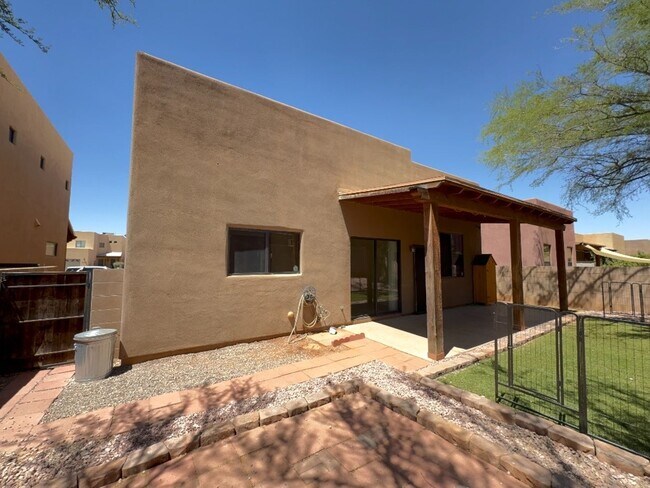 Building Photo - Available Now-3 bdrm/2 bath large open con...
