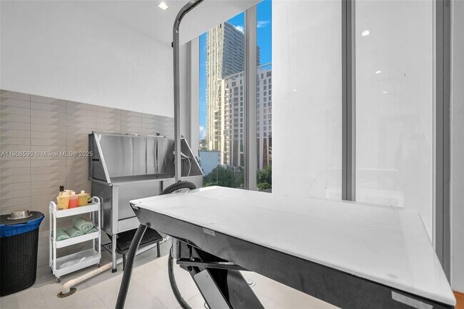 Building Photo - 700 NE 26th Terrace