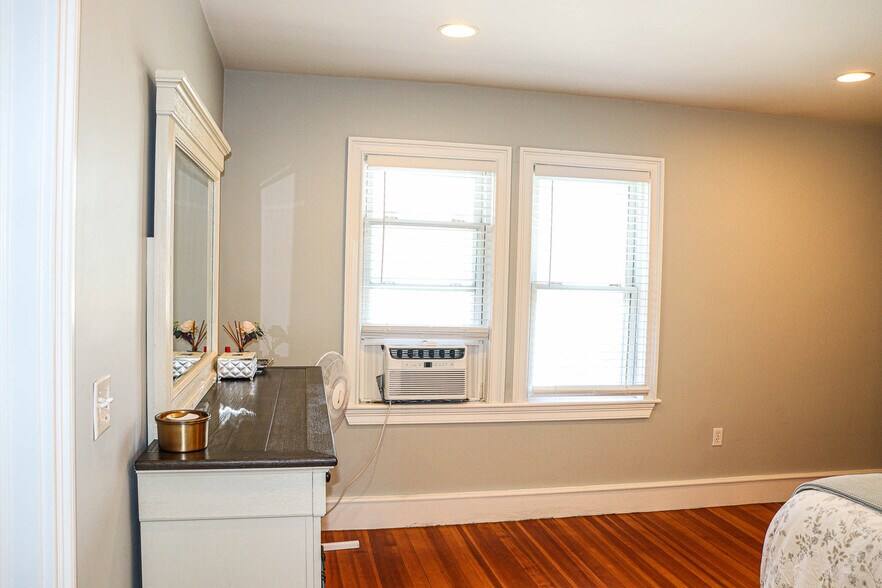 Building Photo - 36 Lancaster St