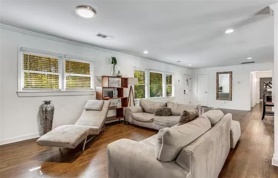 Building Photo - 4050 Washington Rd