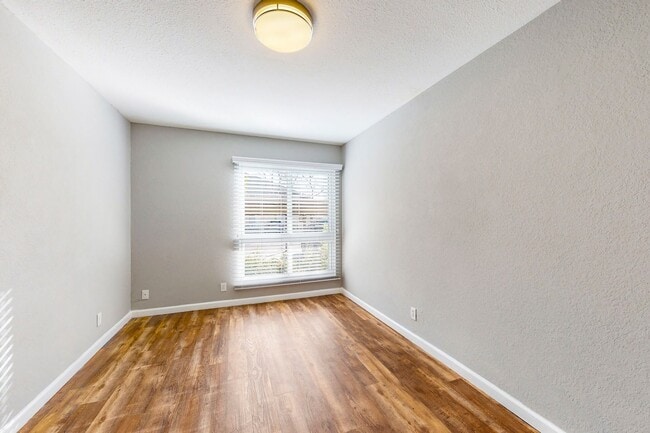 Building Photo - Great 2 Bedroom / 1 Bathroom Main-Level Unit – Prime Location!