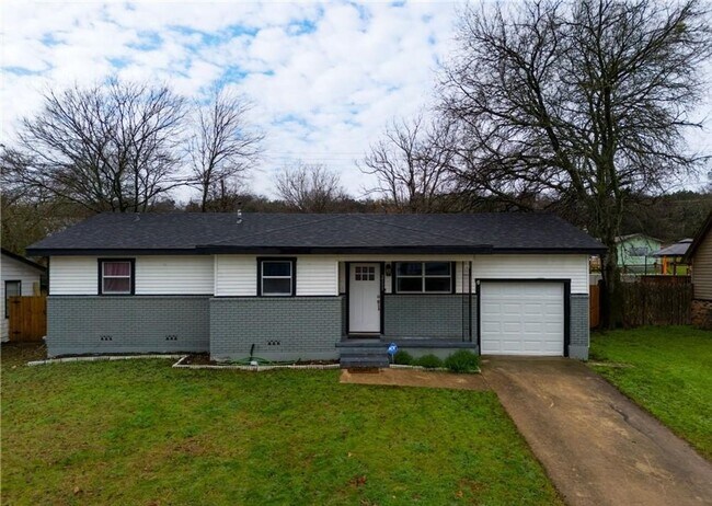 Building Photo - Cute 3-bedroom 2-bathroom house in Cove! HOUSING ACCEPTED!