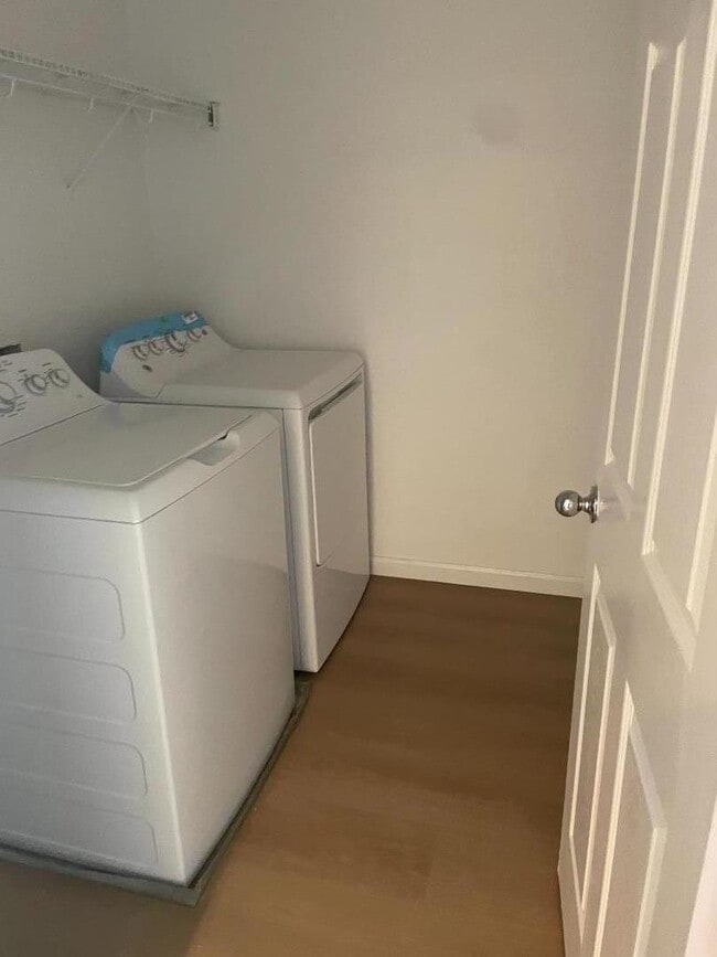 Building Photo - 668 Town Square