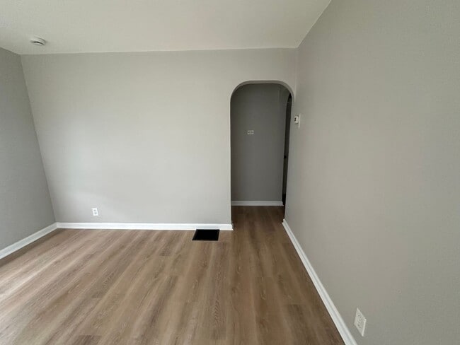 Building Photo - CUTE 2 BEDROOM HOUSE WITH LARGE BACKYARD IN HAMILTON! QUIET STREET