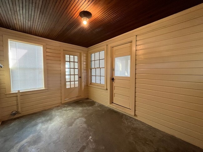 Building Photo - Adorable 2 bedroom 1 bath home in Tulsa.