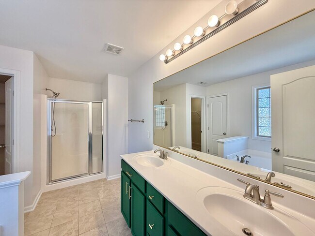 Building Photo - Newly Remodeled 4BD, 2.5BA Raleigh Corner-...