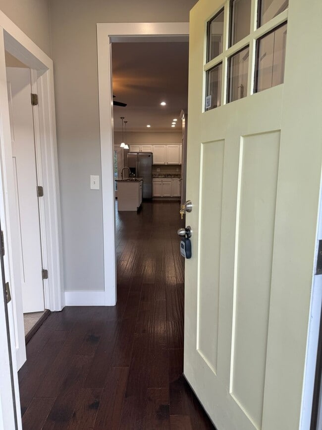 Building Photo - Spacious & Convenient!