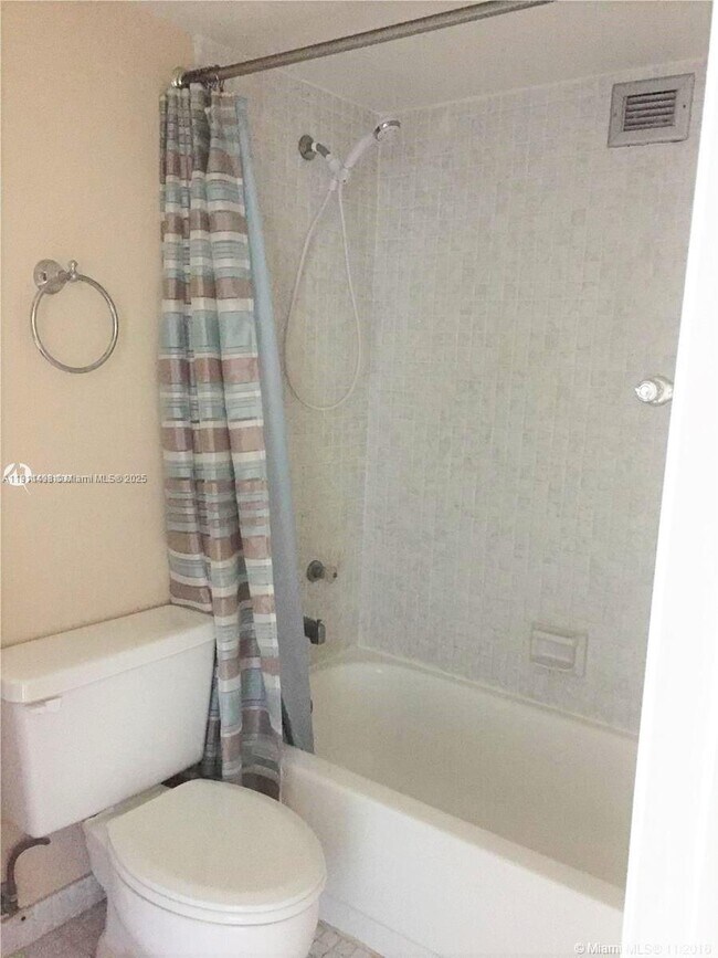 Building Photo - 200 Leslie Dr