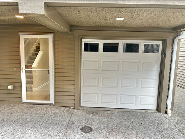 Building Photo - Lovely 3 bed townhome in desired Licton Sp...
