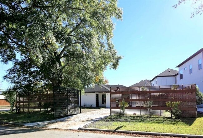 Building Photo - 5501 Aspen St