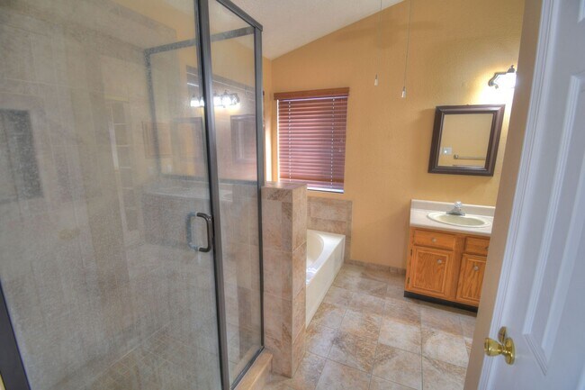 Building Photo - Great NW Three Bedroom , Two Bathroom, 2 C...